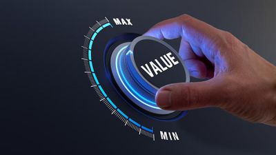 Die digitale Supply Chain: Hand dreht an Drehregler mit der Aufschrift VALUE