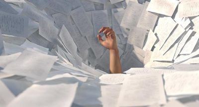 Traditionelle Projektlogistik via Excel, E-Mail und Papier: Mensch geht im Datenchaos unter – Hand ragt aus Zettelberg.