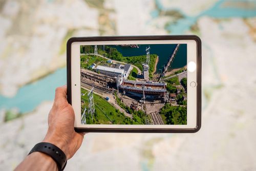 Digitale Baustellendokumentation über Insite LMS beendet das Papierchaos auf Baustellen - Tablet mit Dokumentation einer Industriebaustelle Digitale Baustellendokumentation: Tablet mit Foto einer Industriebaustelle