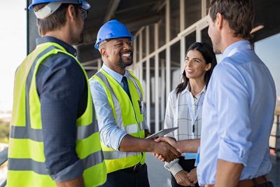 Die digitale Supply Chain mit Insite Insite LMS: Team auf Baustelle beim Handshake
