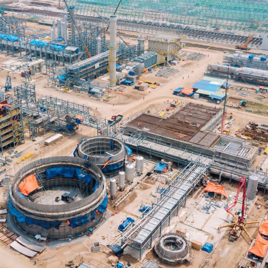 In drei Schritten zum effizienten Materialmanagement mit Insite LMS Materialmanagement: Riesige Baustelle einer Industrieanlage - Vogelperspektive.