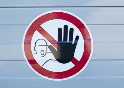 Stop-Schild – Bauarbeiter hält Hand hoch.